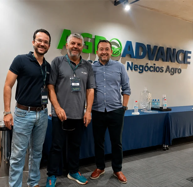 José Ricardo Vilkas, da MBV Agro, ao lado de participantes do evento em Piracicaba